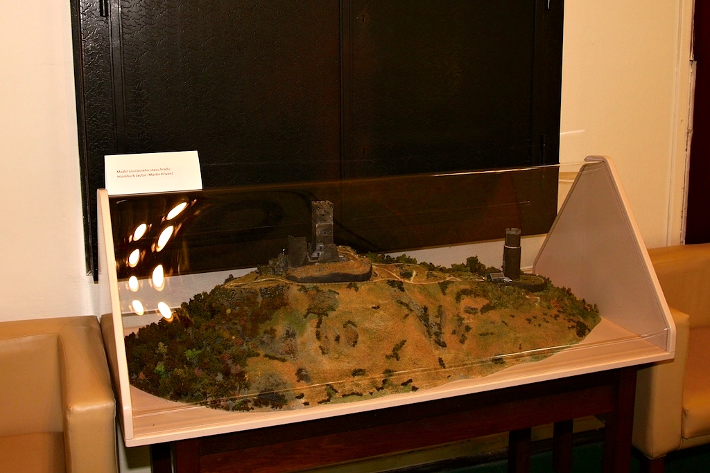 Hmotový model současného stavu hradu Házmburk